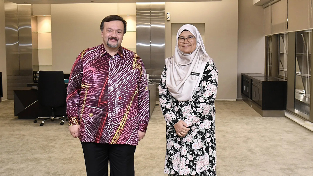 Kunjungan Hormat Akauntan Negara Malaysia(ANM), YBrs. Pn. Nor Yati Ahmad ke atas Menteri Kewangan II, YB Senator Datuk Seri Amir Hamzah Azizan di pejabatnya pada 14 Disember 2023